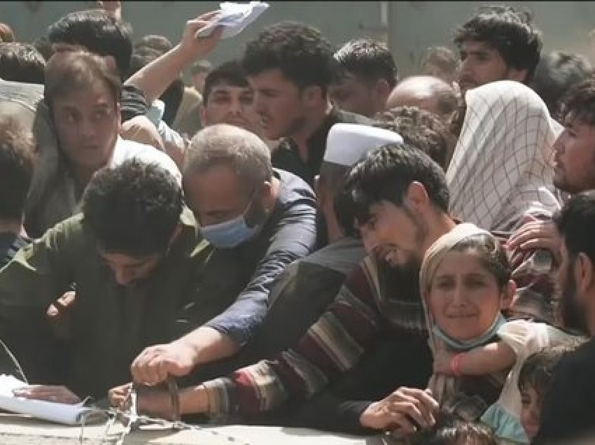 Tmerr në Kabul/ Njerëzit shtypin njëri-tjetrin, 7 të vdekur 