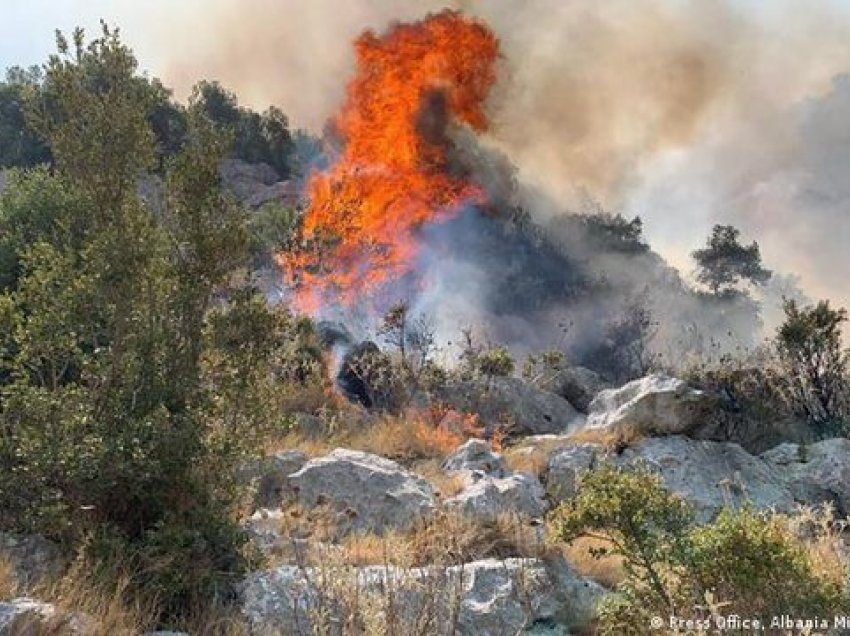 Vijojnë zjarret në Shqipëri, qarqet më problematike dhe vatrat aktive