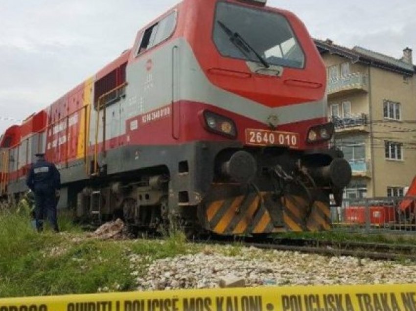 Treni godet një veturë në fshatin Zahaq të Pejës, dy persona të lënduar