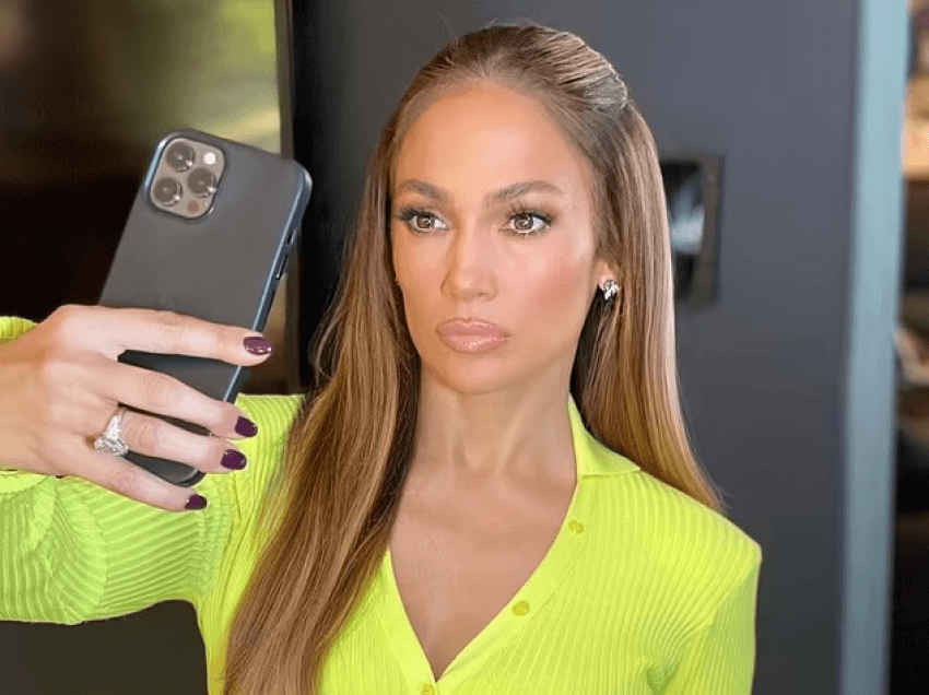 Jennifer Lopez ‘ҫmendi’ rrjetin me fustanin e ngushtë