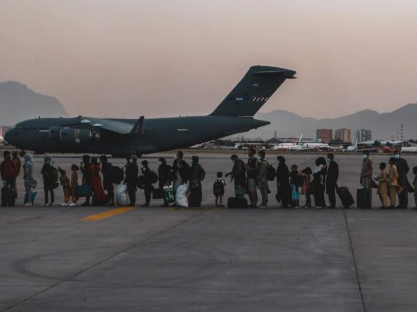 Vazhdojnë evakuimet nga Afganistani, ndërsa afrohet afati i tërheqjes së trupave