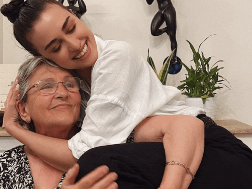 Pse gjyshet i japin më shumë dashuri nipave dhe mbesave
