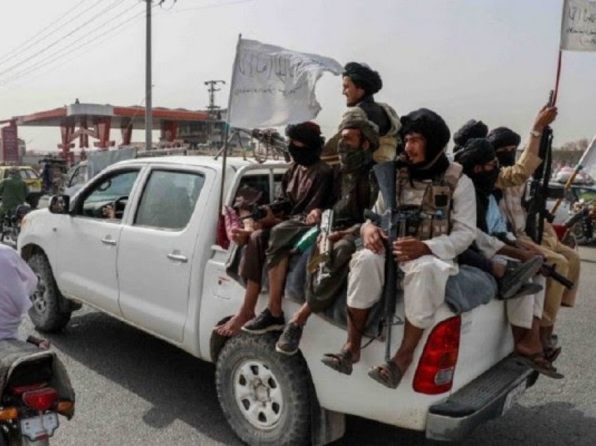 ​Talibanët vendosin rregulla të reja: Gratë në udhëtime vetëm me burra