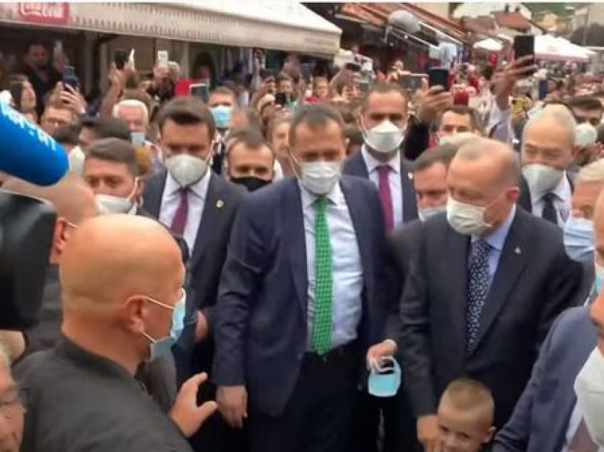 Erdogan në Sarajevë për të hapur një xhami, qindra qytetarë dalin ta presin 