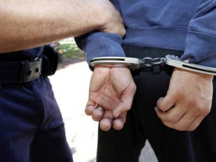 Kanabis në stan dhe në banesë, arrestohet 63 vjeçari në Vlorë, në pranga dhe i shpalluri në kërkim
