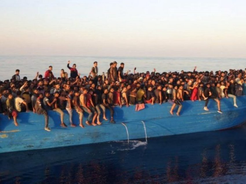 Kriza e emigrantëve në Evropë/ Më shumë se 500 njerëz u shpëtuan jashtë ishullit italian