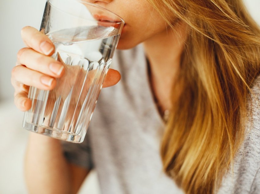 Nga mëngjesi deri në darkë / Sa gota me ujë duhet të pini?