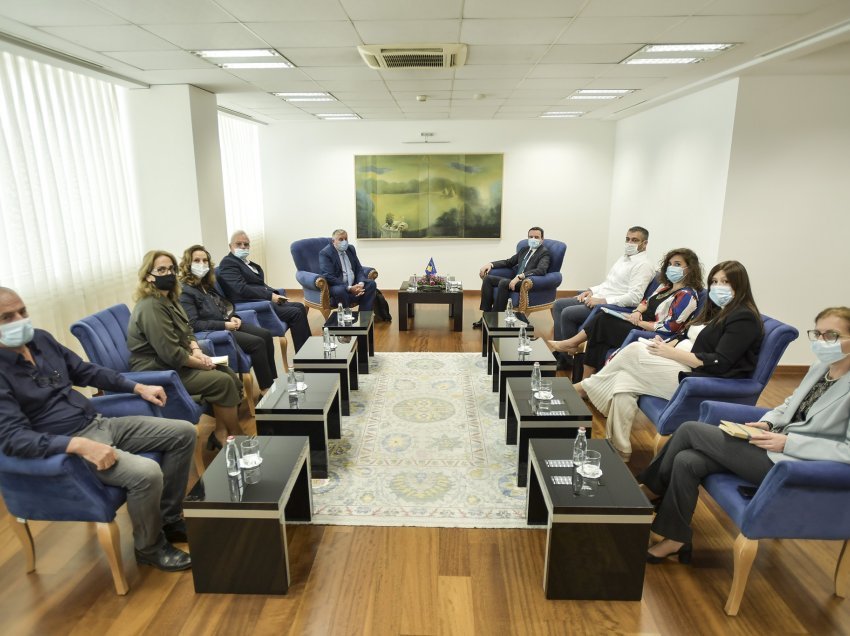 Kryeministri Kurti takoi kryesinë e Këshillit Koordinues të Asociacioneve të Familjarëve të Zhdukur të Kosovës