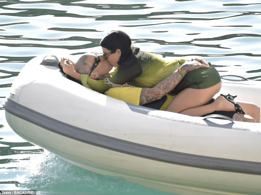 Kourtney Kardashian skena të 'nxehta' me të dashurin
