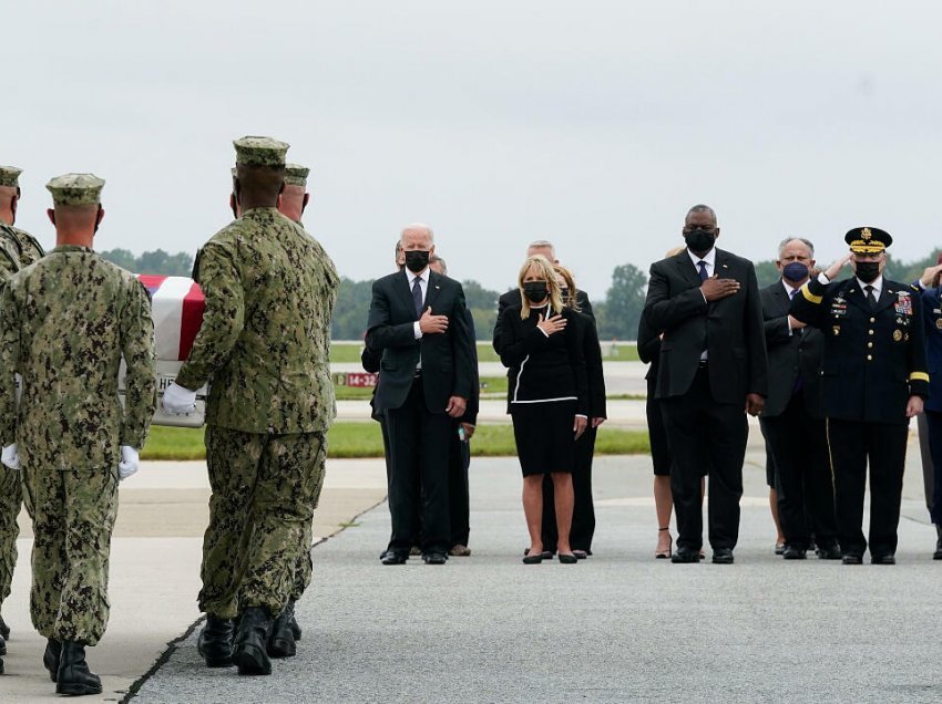 Presidenti Biden, në ceremoninë solemne të transferimit të 13 ushtarëve të vrarë