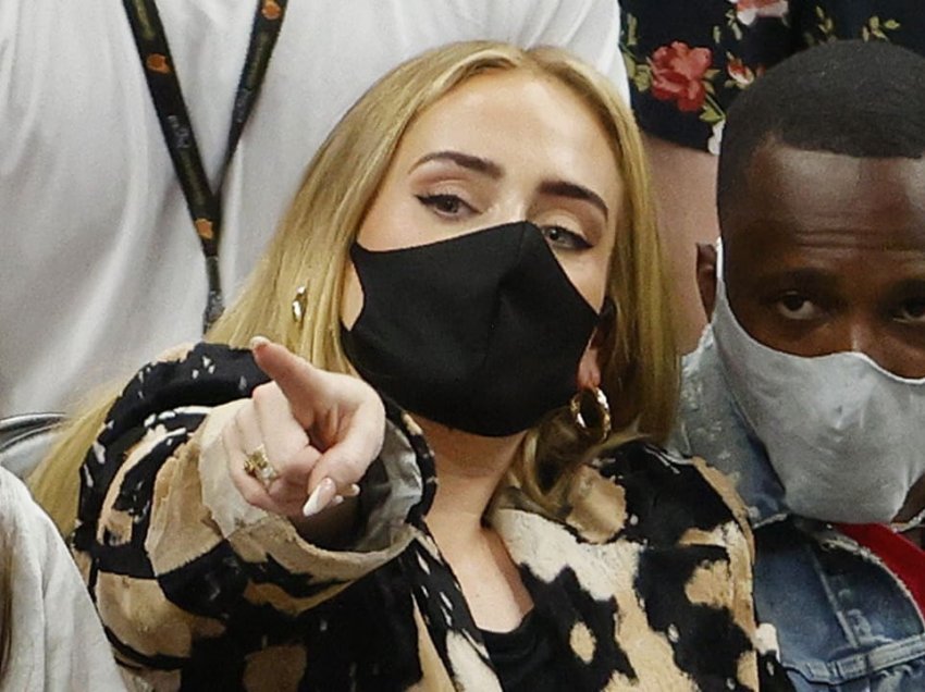 Adele shihet e zbathur krahë partnerit të saj të ri Rich Paul