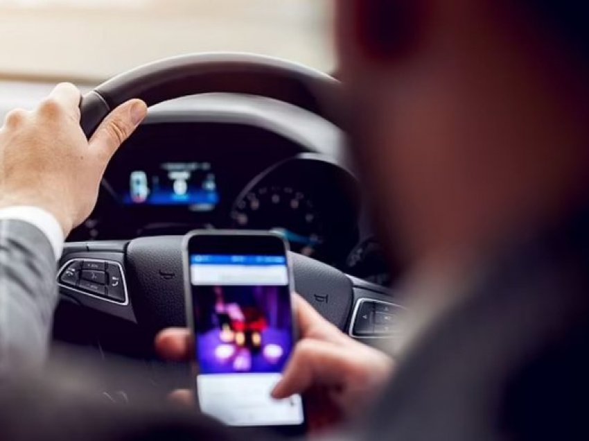 Studim i fundit: Celulari në makinë rrit rrezikun për aksident rrugor edhe kur është i fikur
