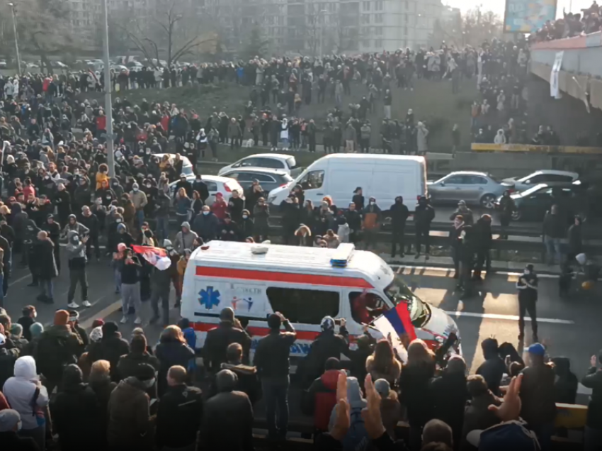 Eskalojnë në dhunë protestat në Beograd, raportohet për të lënduar
