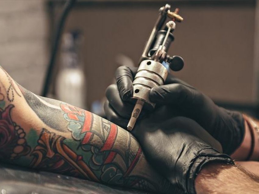 Këto janë tiparet që dallojnë njerëzit me tatuazhe nga të tjerët