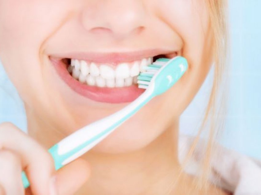 Gabimet që po bëni me furçën e dhëmbëve ju zbehin buzëqeshjen
