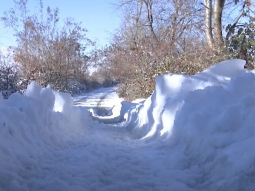 Reshjet e borës bllokojnë disa fshatra në Mitrovicë