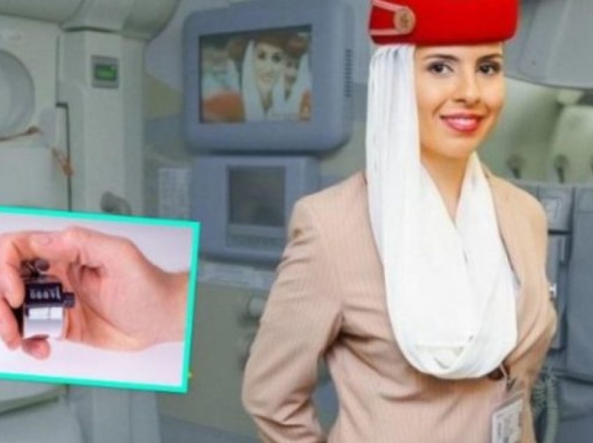 A e dini pse stjuardesat i mbajnë duart pas shpine në aeroplan?
