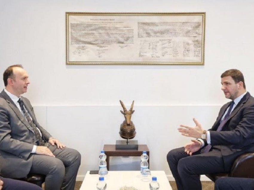 ​Memli Krasniqi takohet me kryetarin e Alternativës Afrim Gashi