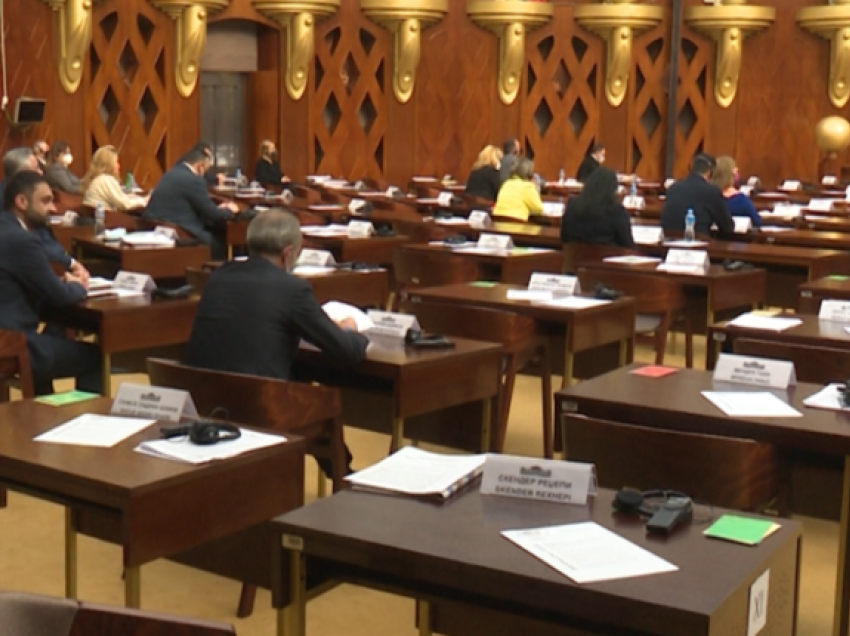Deputetët e “Alternativës” ndërrojnë vendin në Kuvend, ulen afër kolegëve të BDI-së
