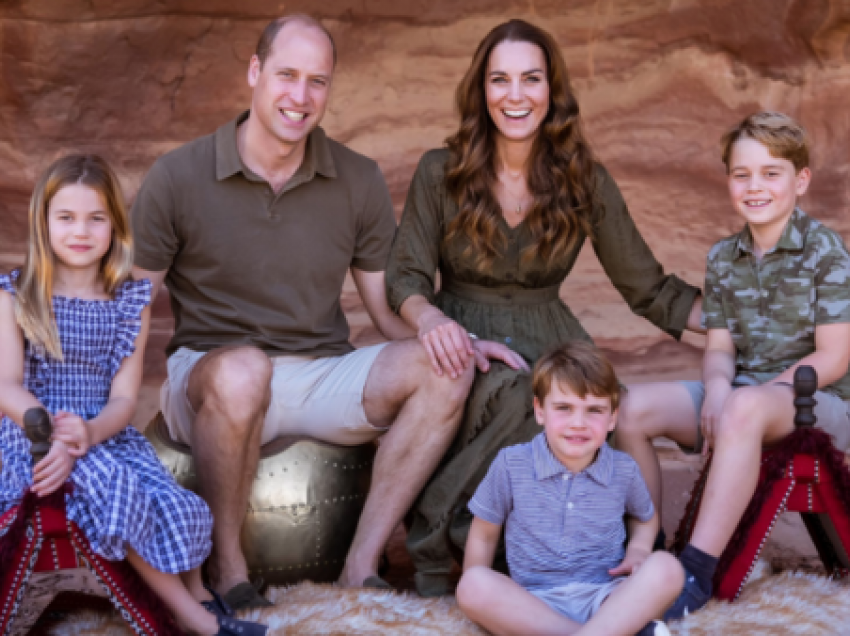 Familja mbretërore angleze hap sezonin e Krishtlindjes si përherë me një foto aspak Krishtlindjesh