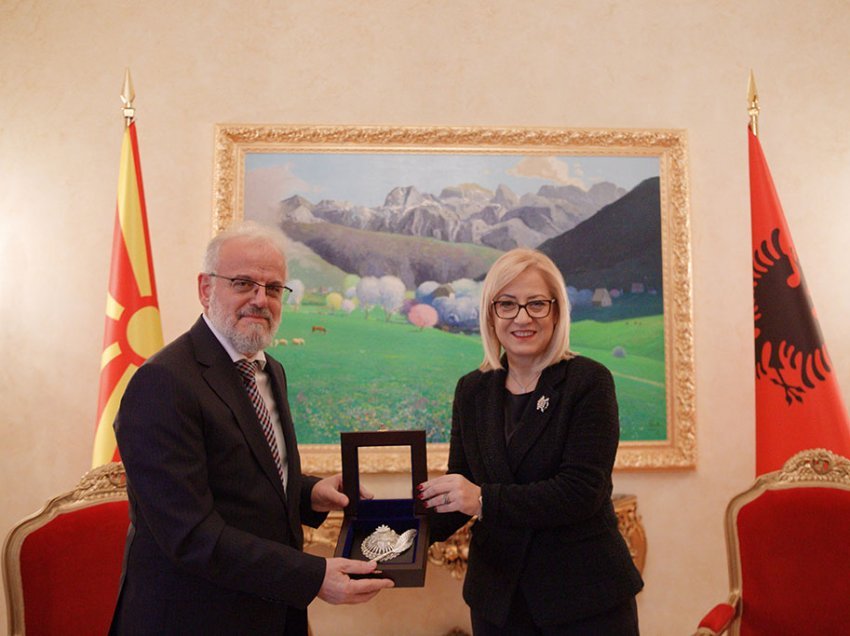 Talat Xhaferi takoi homologen e Shqipërisë, Lindita Nikollën