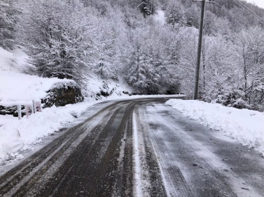 Reshje të dendura bore në Qarkun e Korçës, në Dardhë kalohet vetëm me zinxhirë, mungon energjia në disa fshatra