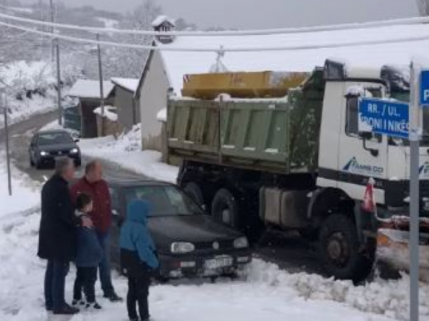 Kryetari i Suharekës publikon pamje gjatë pastrimit të rrugëve nga bora