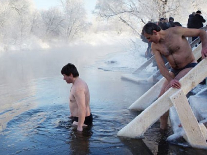 Çmenduria e dimrit në Rusi, shikoni si zhyten njerëzit nën akull ndërsa temperatura shënon -60 °