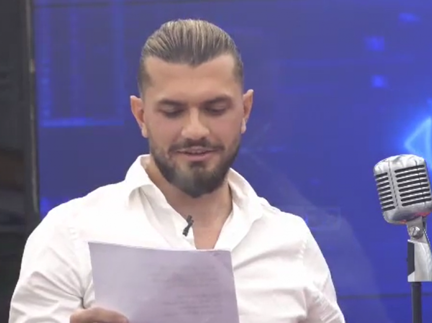 Claudio performonë këng shqipe, banorët shkrihen së qeshuri