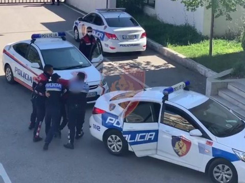 Rrahu me grushte punonjësin e Policisë, arrestohet 31-vjeçari në Tiranë