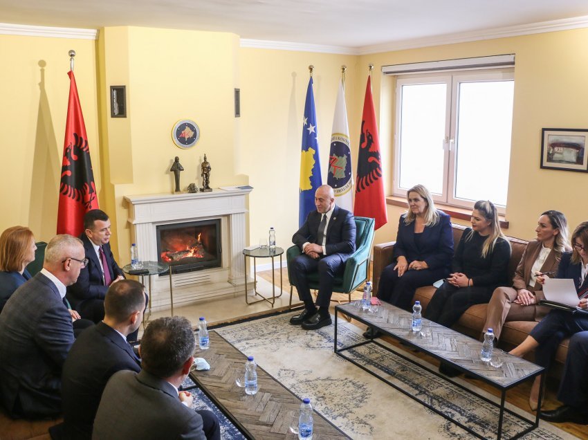 Haradinaj në takim me Ballën, bisedojnë për hekurudhën Prishtinë – Durrës
