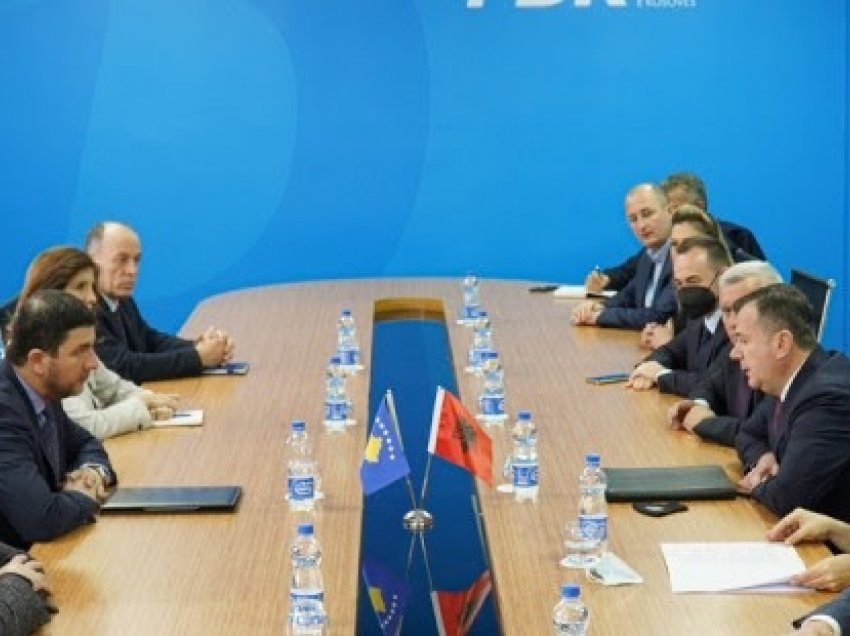 Delegacioni i Kuvendit të Shqipërisë vizitë në Kosovë, takim me Konjufcën e Krasniqin