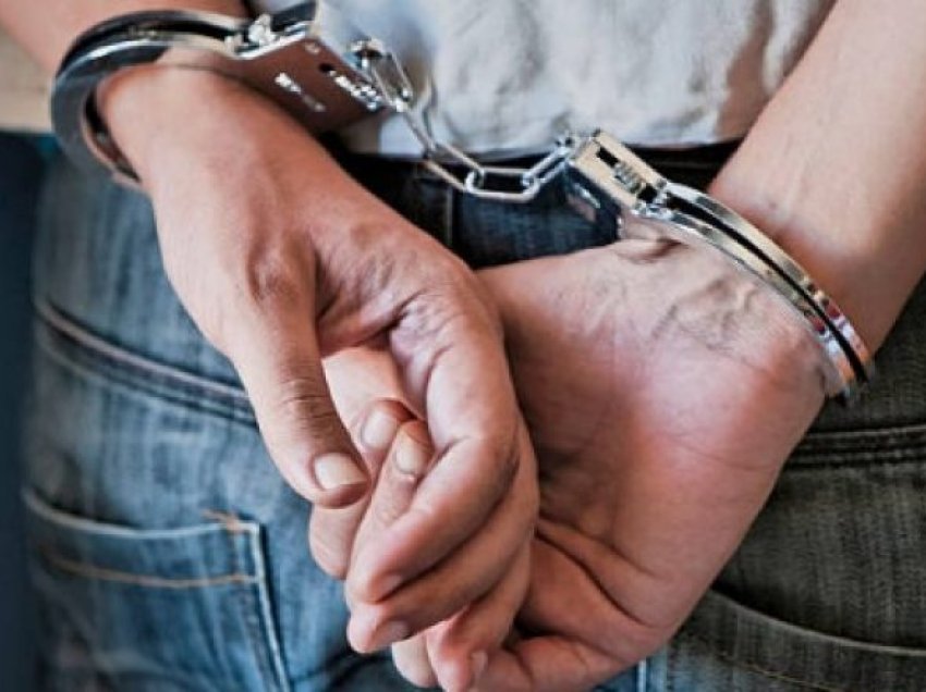 Kontrabandë mallrash, një i arrestuar në Kakavijë, nën hetim doganieri