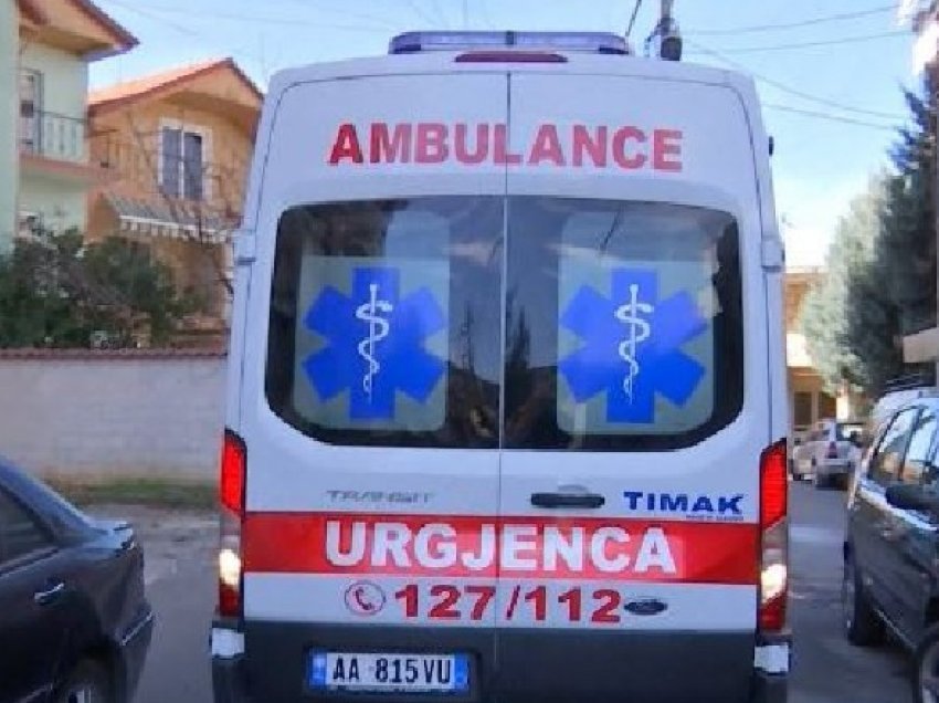 Përplasen dy makina në Tiranë, katër të plagosur