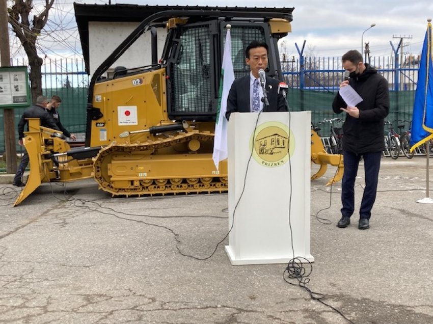 Ambasada e Japonisë dorëzon një buldozer për Komunën e Dragashit