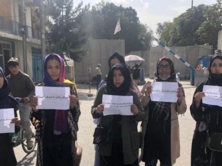 Gratë protestojnë në Kabul për të kërkuar të drejtën për arsimim dhe punë