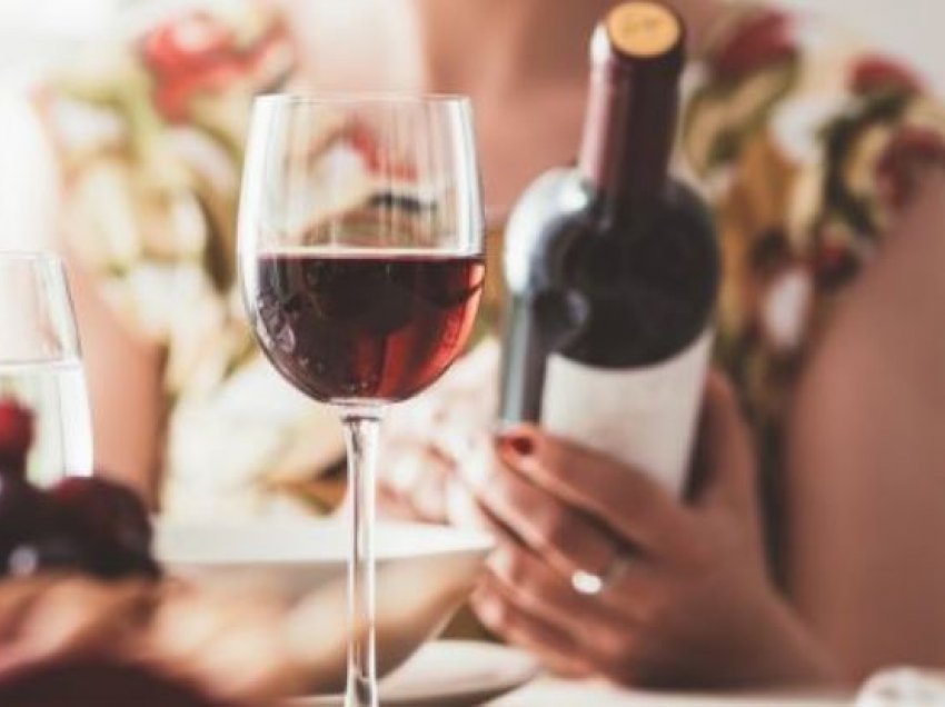 A mund t’ju bëjë gota e gabuar të pini më shumë verë?