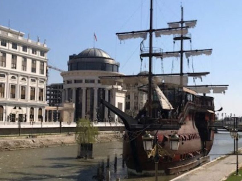 Do të hiqet vetëm njëra nga anijet në Vardar, Qyteti i Shkupit do të zbatojë vendimin gjyqësor
