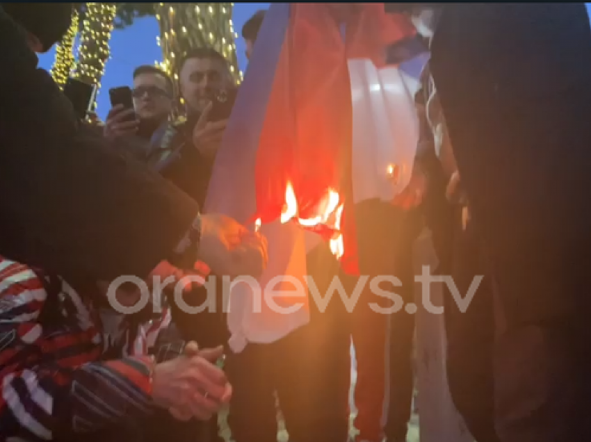 Protestuesit në bulevard djegin flamurin e Serbisë