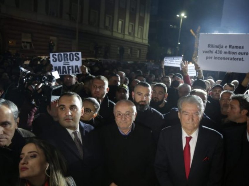 Turma përcjell Berishën deri në shtëpi, forcat e policisë largohen nga Kryeministria
