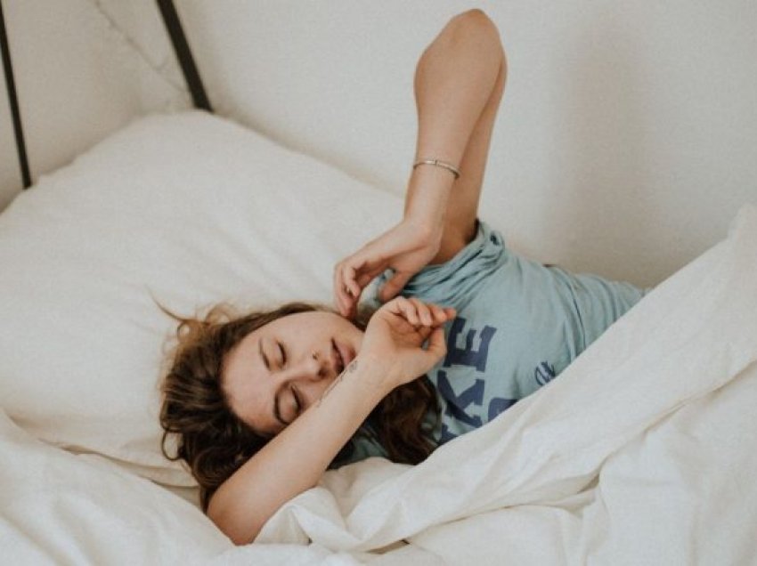 A ju ndodh gjithashtu të trembeni kur jeni në gjumë të thellë? Shkenca shpjegon pse ndodhë kjo