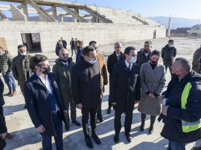 Kryeministri Kurti vizitoi Palestrën Sportive në Zhegër