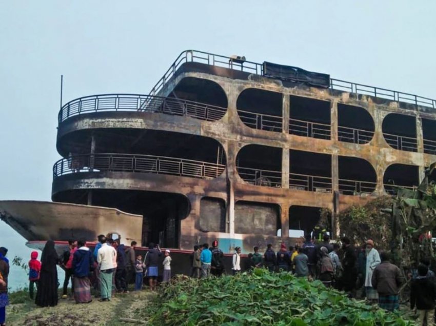 Mbi 30 të vdekur pas djegies së tragetit në Bangladesh