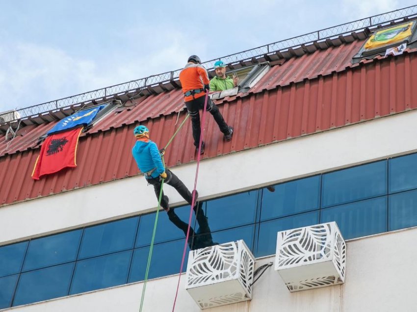 Aktivitet për mërgatën dhe rininë: Alpinistët lëshohen me litarë nga çatia ndërtesës së Komunës