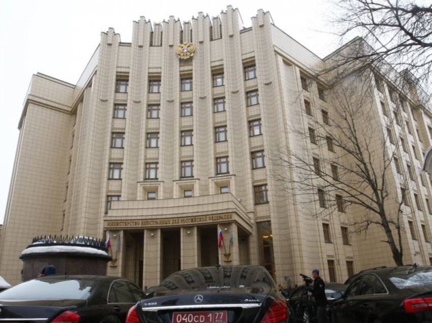 Rusia thotë se një konsullatë e saj në Ukrainë u sulmua me molotov