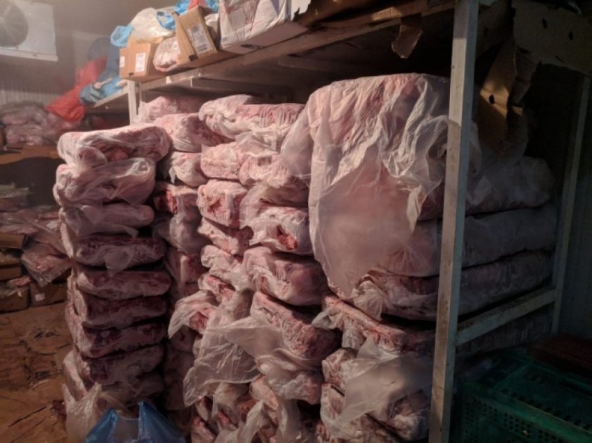 Hyri ilegalisht me traktor në Kosovë, transportonte mish derri