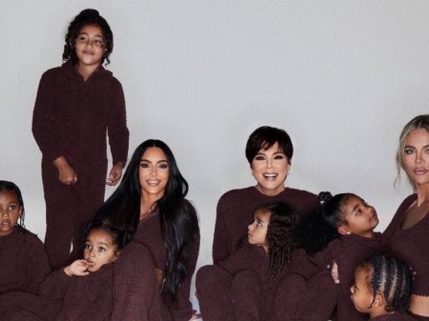 ​Kim Kardashian publikon kartolinën më modeste të Krishtlindjes: 'Je e paplotë pa Kayne'