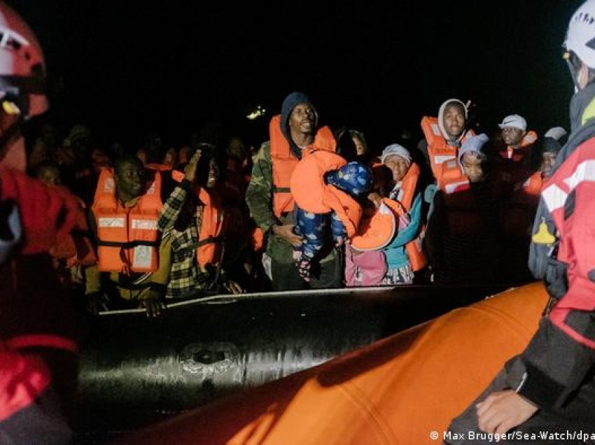 Shpëtohen qindra migrantë në Mesdhe