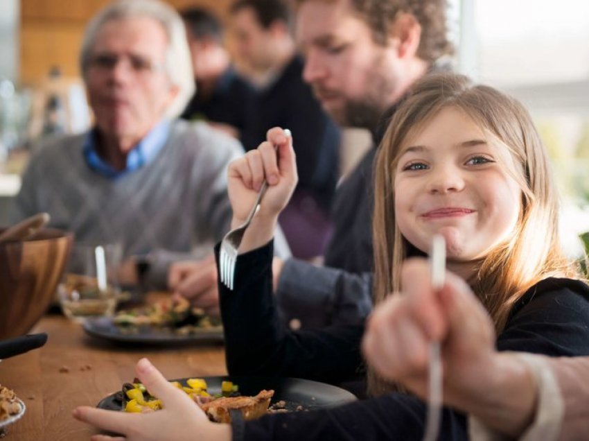 5 arsye pse të uleni familjarisht për të ngrënë i bën mirë fëmijës suaj