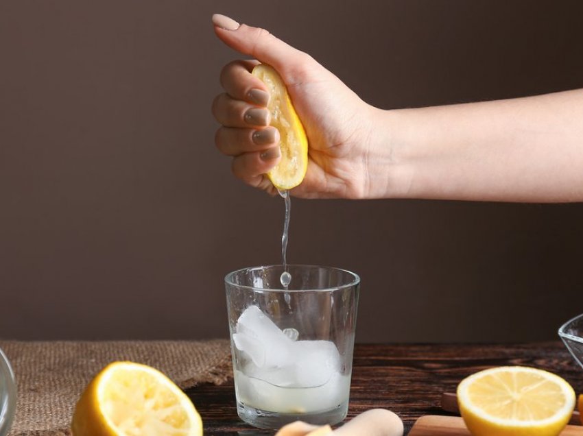 Çfarë ndodh nëse pini shumë ujë me limon